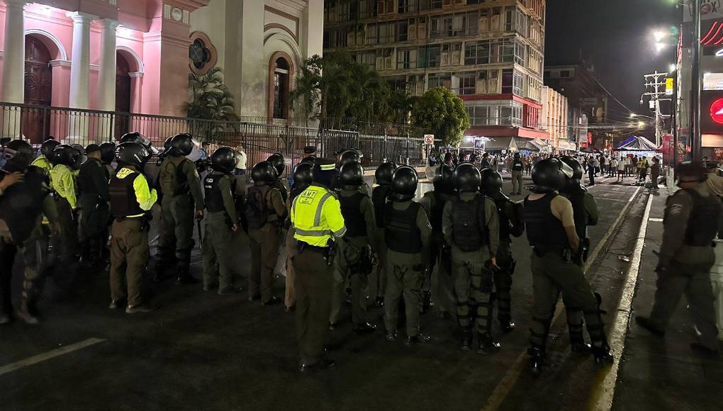 Con quema de llantas y cierre de calles, vendedores se niegan a desalojos en SPS