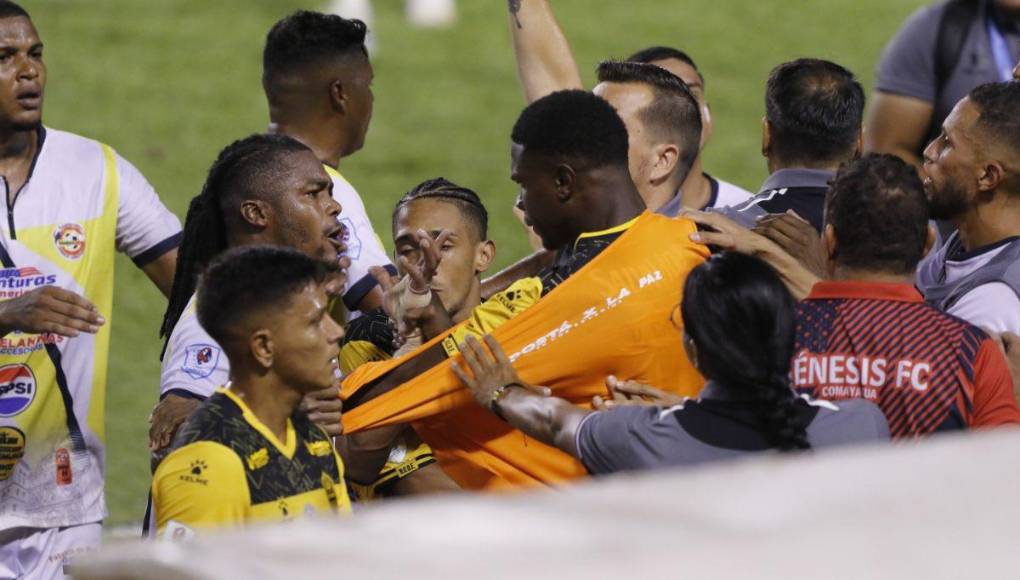 Bronca, empujones y expulsiones en el Real España vs Génesis