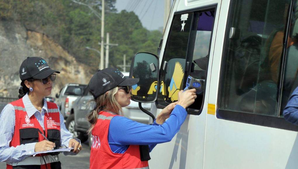 En carros paila y en buses, capitalinos siguen saliendo de la ciudad por Semana Santa