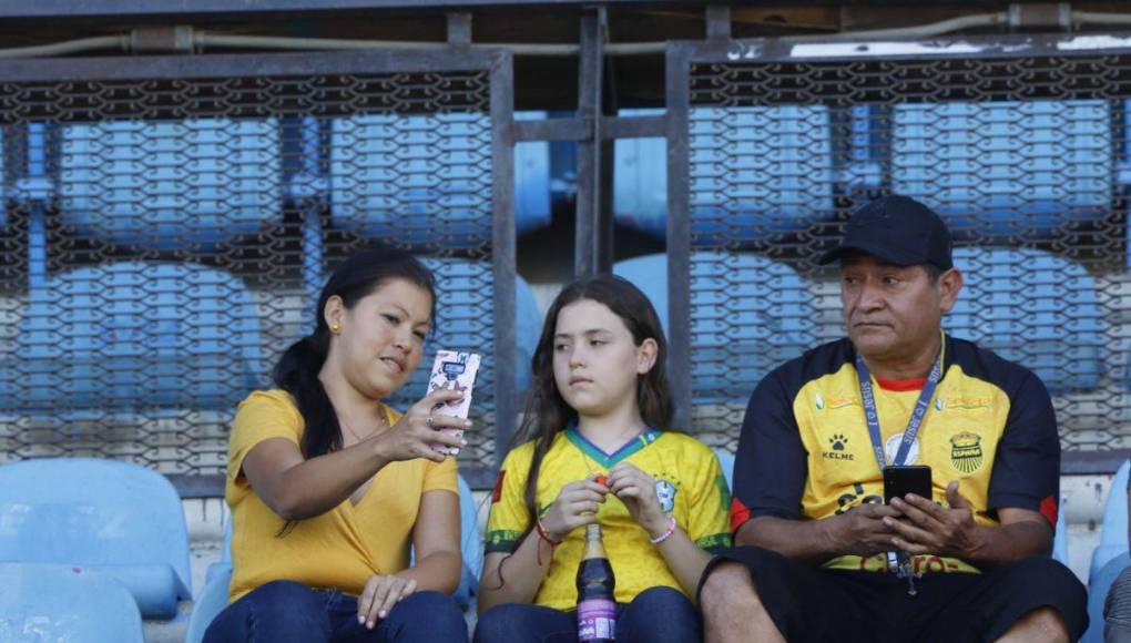 Hermosas chicas roban miradas en el clásico Real España vs Marathón