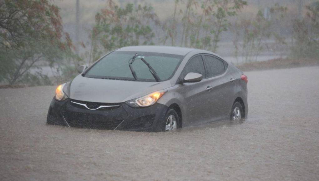 Intensas lluvias dejan calles inundadas y tráfico en Tegucigalpa