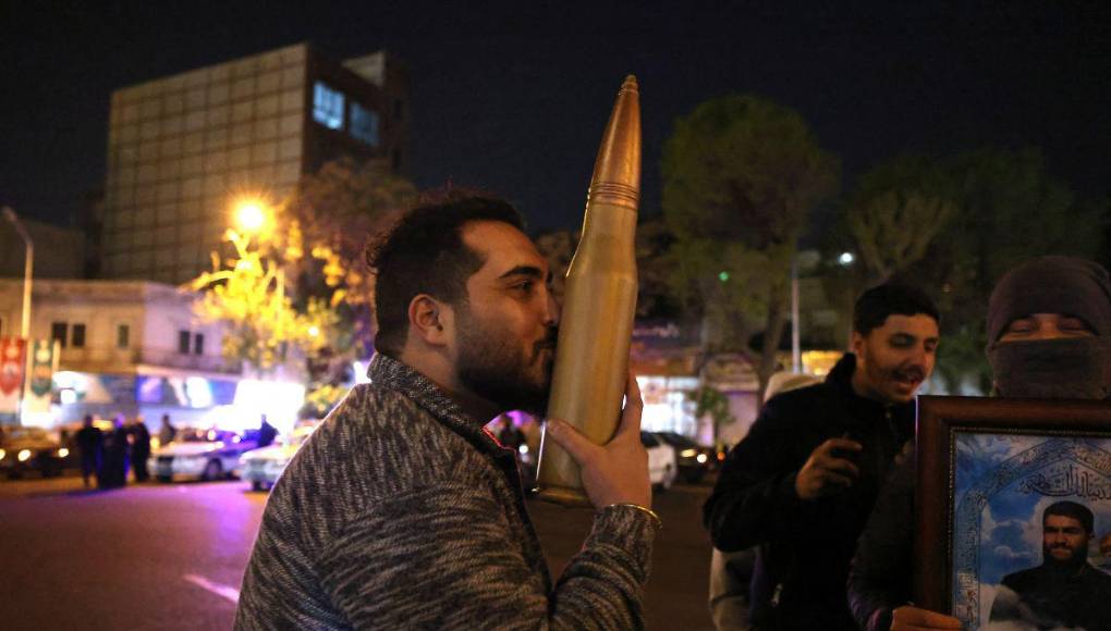 Ciudadanos de Irán celebran ataque con drones a Israel