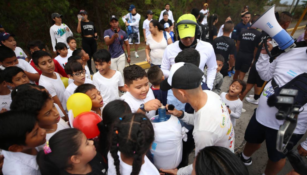 Presentadores hondureños se suman a Shin Fujiyama en el penúltimo día de la carrera