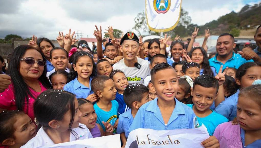 “Eres el héroe de los niños”: Emoción de escolares al recibir a Shin Fujiyama en Tegucigalpa