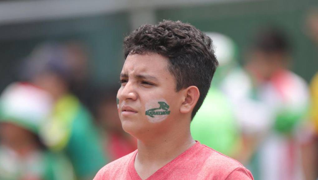 Bajo el fuerte Sol, aficionados de Marathón hacen largas filas en el Yankel