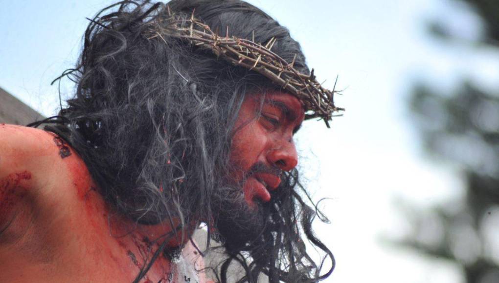 Impactante: La crucifixión de Jesús en el Vía Crucis de la iglesia El Calvario