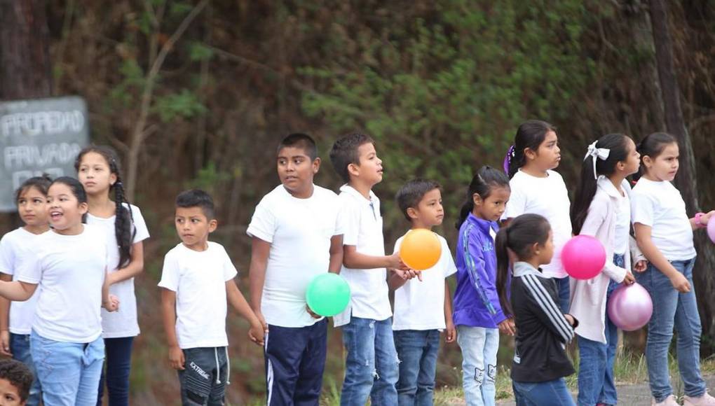 “Eres el héroe de los niños”: Emoción de escolares al recibir a Shin Fujiyama en Tegucigalpa