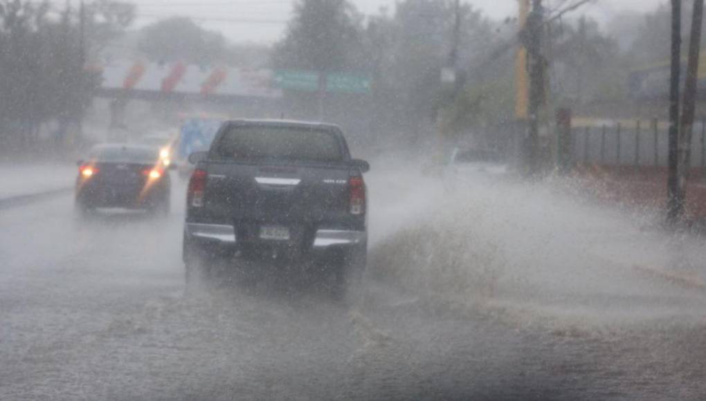 Intensas lluvias dejan calles inundadas y tráfico en Tegucigalpa