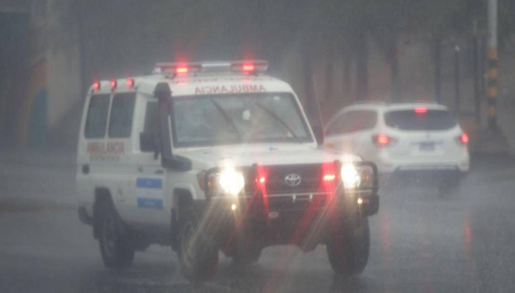 Imágenes: fuerte lluvia aplaca el calor en la capital este domingo