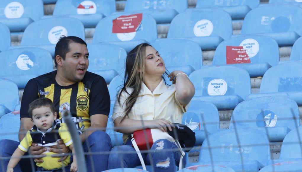 Hermosas chicas roban miradas en el clásico Real España vs Marathón