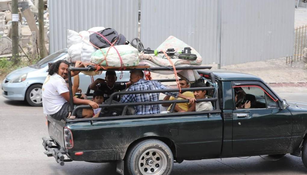 Cansados y asoleados: familias retornan a la capital tras feriado de Semana Santa