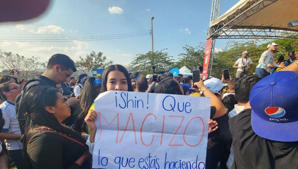“Un japonés, cinco estrellas, macizo y héroe”: Shin Fujiyama recibe cariño de los hondureños durante reto por la educación