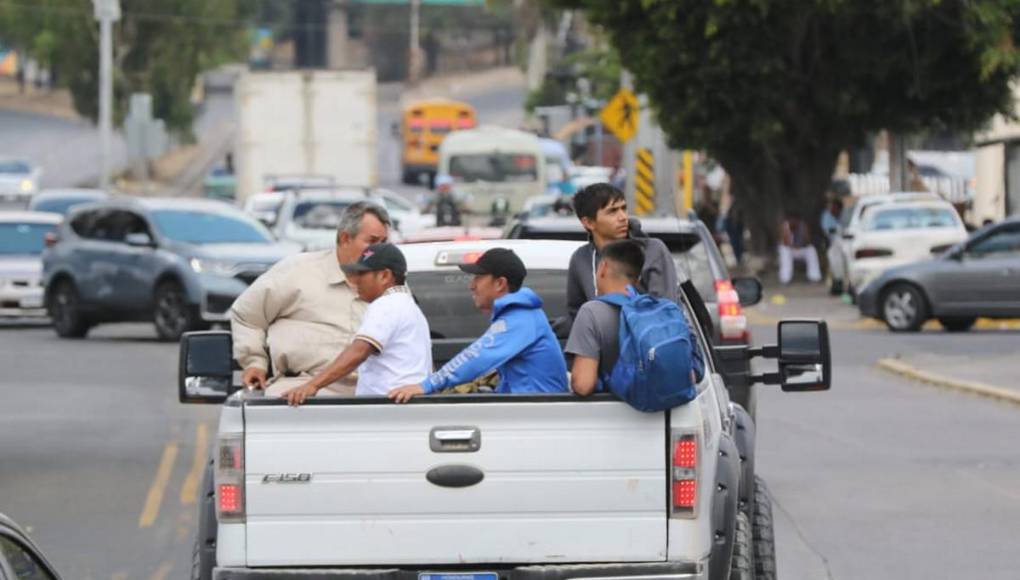 Cansados y asoleados: familias retornan a la capital tras feriado de Semana Santa