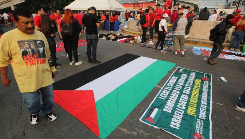 ¿Qué dicen las pancartas de los empleados en marcha del Día de los Trabajadores?