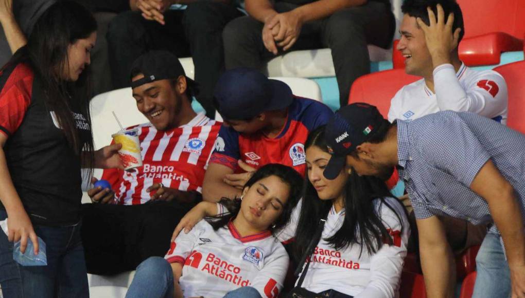 ¡Las Bellezas en el Nacional! Chicas roban miradas en el Motagua vs Olimpia