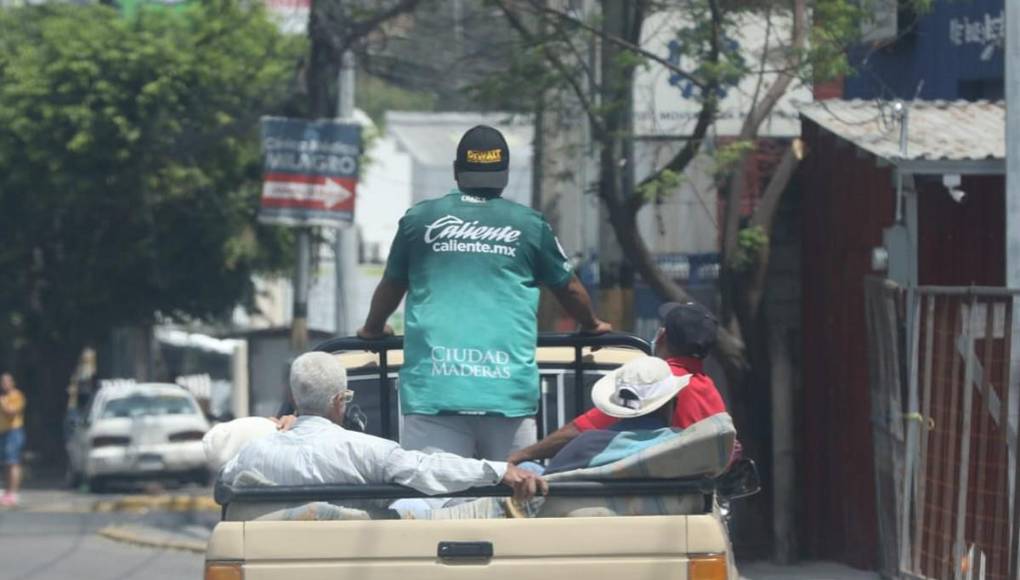 Cansados y asoleados: familias retornan a la capital tras feriado de Semana Santa