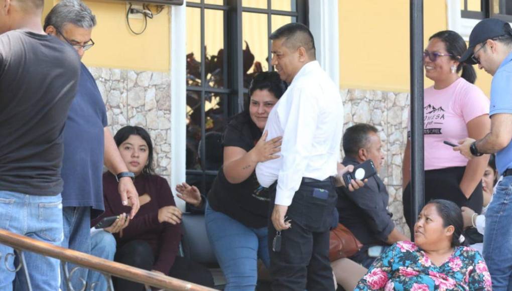 Tristeza y consternación en velatorio de esposa e hijo de Rubén Matamoros