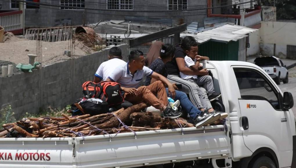 Cansados y asoleados: familias retornan a la capital tras feriado de Semana Santa