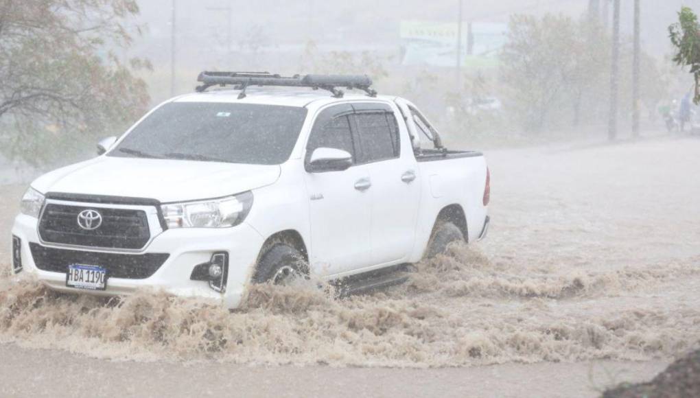 Intensas lluvias dejan calles inundadas y tráfico en Tegucigalpa