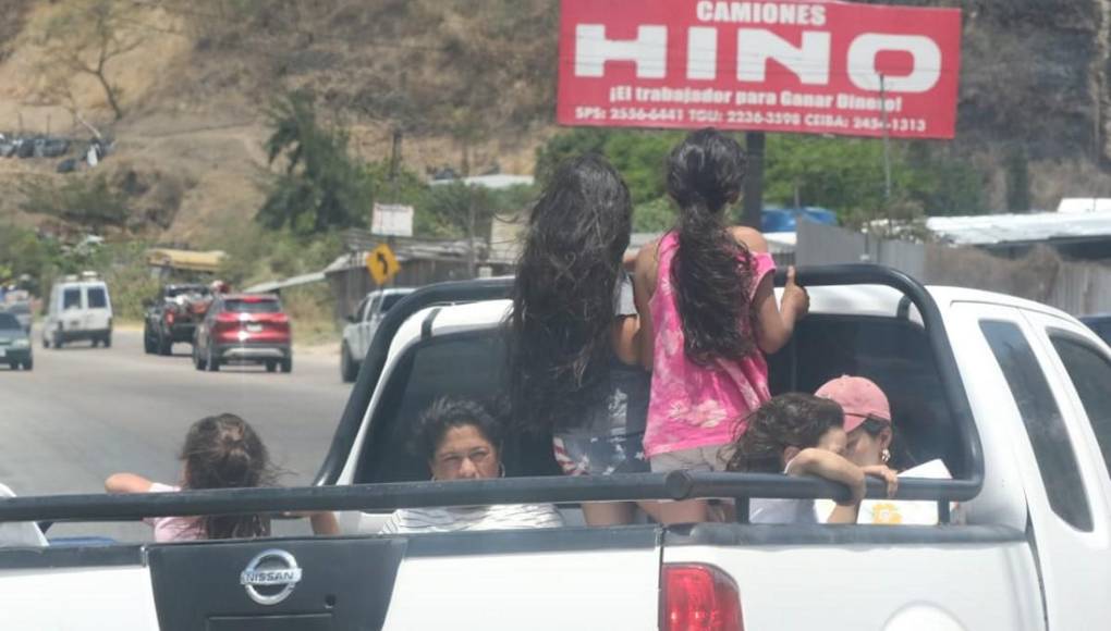 Cansados y asoleados: familias retornan a la capital tras feriado de Semana Santa