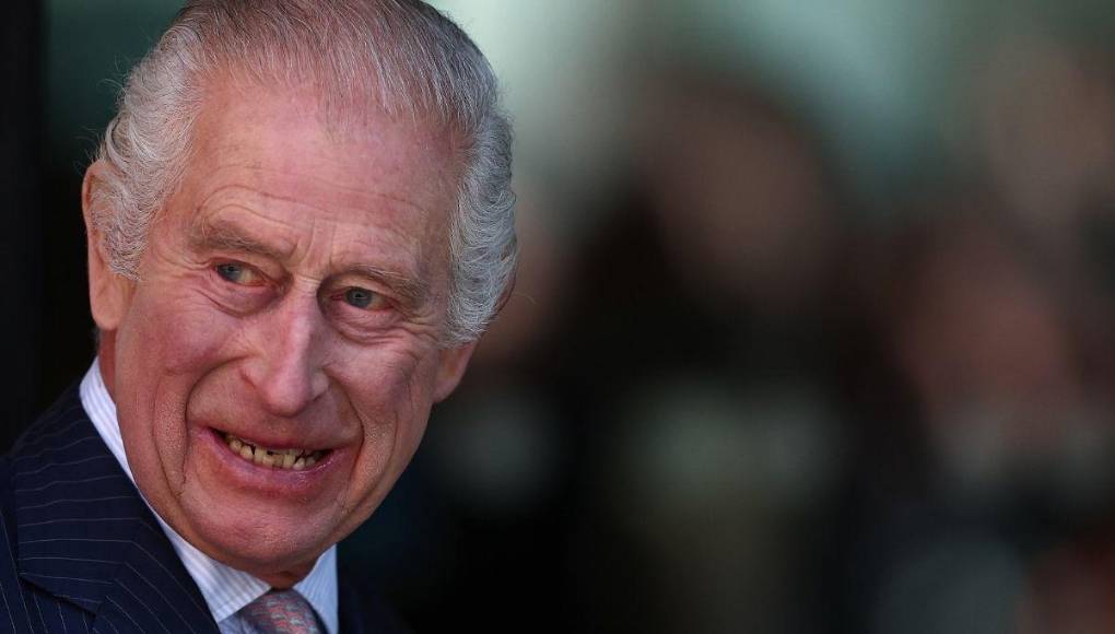 Rey Carlos III reaparece en un evento público tras diagnóstico de cáncer