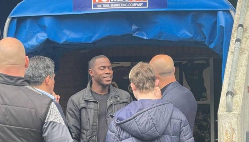 Maynor Figueroa regresa al Wigan, se encuentra con DT de CR7 y fans lo sorprende