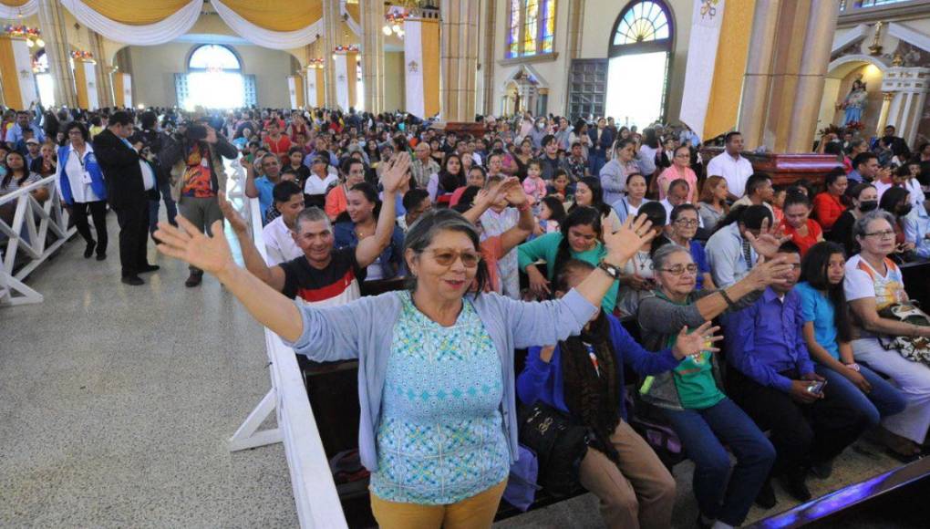 Políticos y fieles rinden tributo a la Virgen de Suyapa en solemne eucaristía por su 277 aniversario