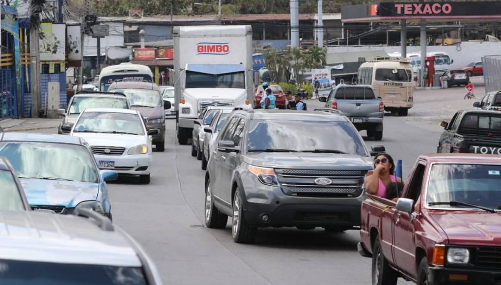 Caravanas de veraneantes abarrotan salidas al Sur y al Norte de la capital