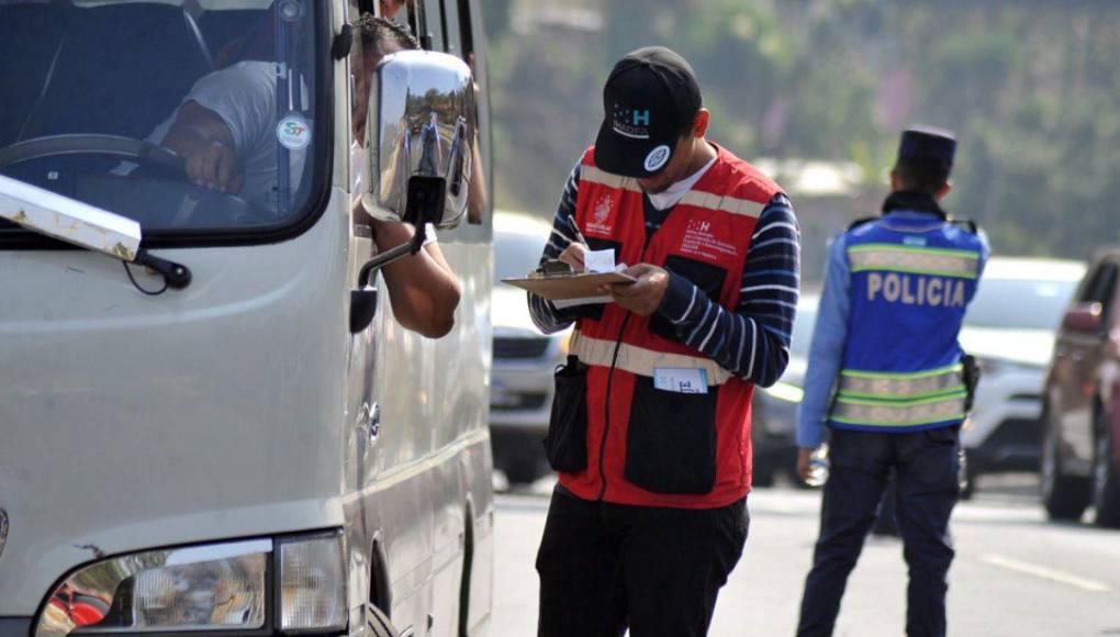 En carros paila y en buses, capitalinos siguen saliendo de la ciudad por Semana Santa