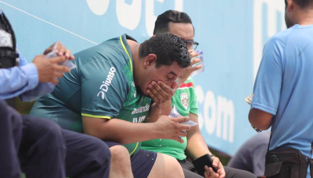 Bajo el fuerte Sol, aficionados de Marathón hacen largas filas en el Yankel