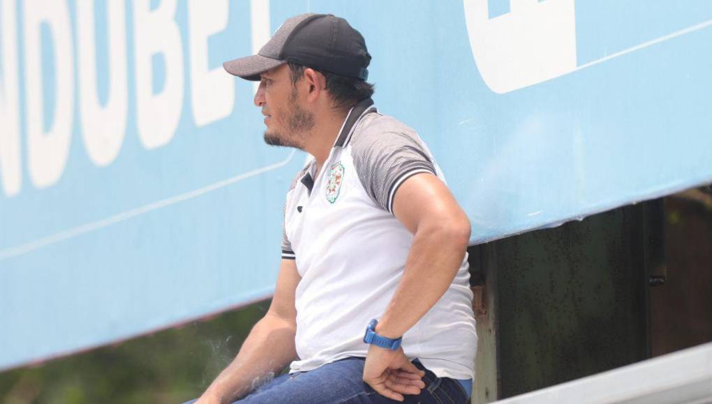 Bajo el fuerte Sol, aficionados de Marathón hacen largas filas en el Yankel