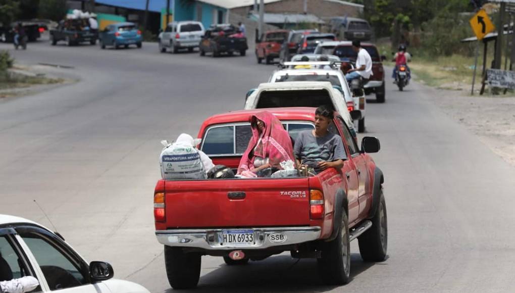Caravanas de veraneantes abarrotan salidas al Sur y al Norte de la capital