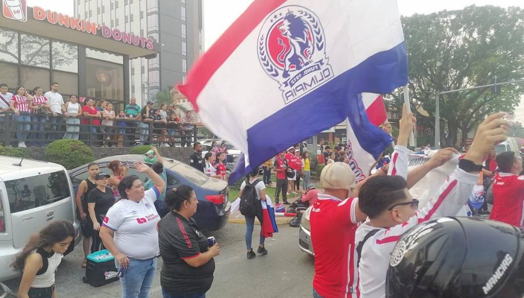 La alegría de la afición olimpista tras conseguir la 38 en el Yankel Rosenthal