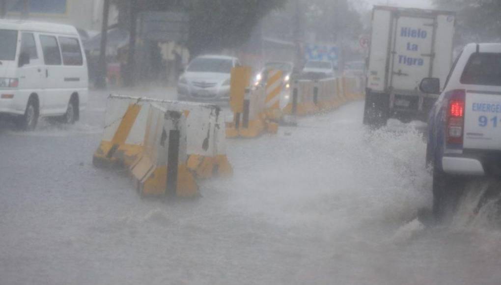 Intensas lluvias dejan calles inundadas y tráfico en Tegucigalpa