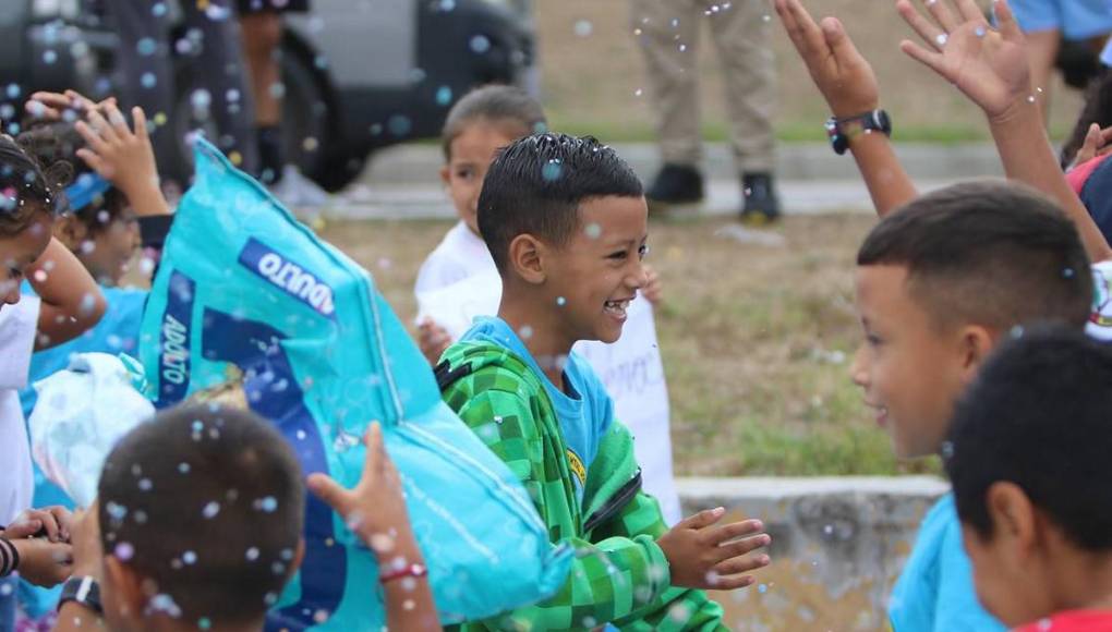 “Eres el héroe de los niños”: Emoción de escolares al recibir a Shin Fujiyama en Tegucigalpa