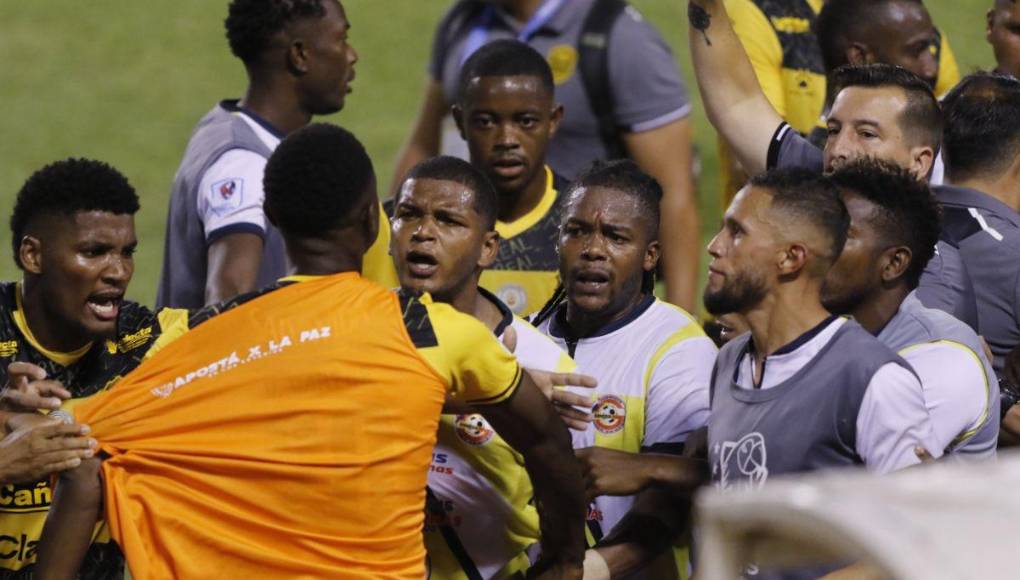 Bronca, empujones y expulsiones en el Real España vs Génesis