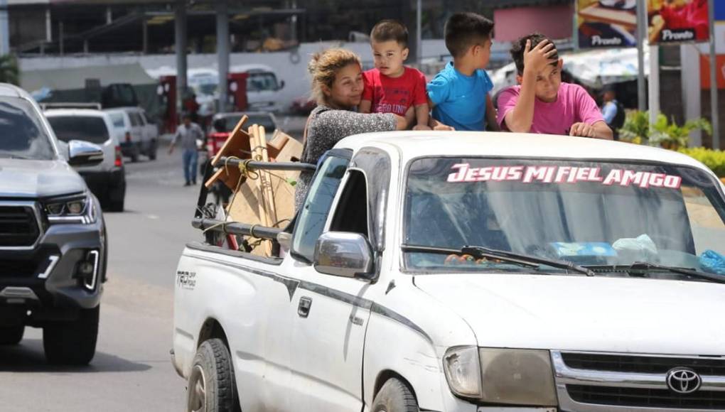 Cansados y asoleados: familias retornan a la capital tras feriado de Semana Santa