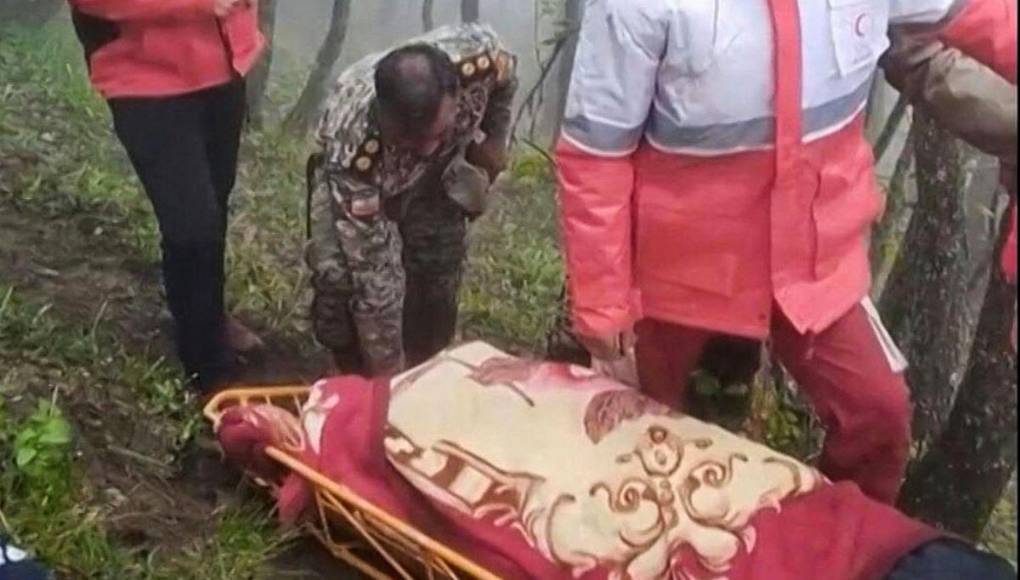 Imágenes del rescate de cuerpos de accidente de helicóptero donde murió presidente iraní