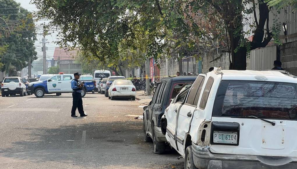 Hombre asesinado en barrio Medina iba esposado y se lanzó del vehículo