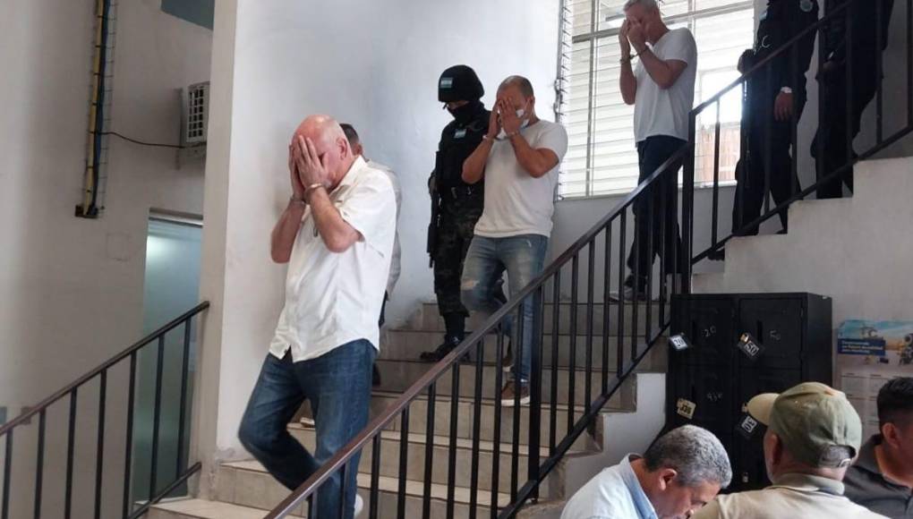 Caso Angie Peña: Implicados cubren sus rostros con las manos al salir de audiencia