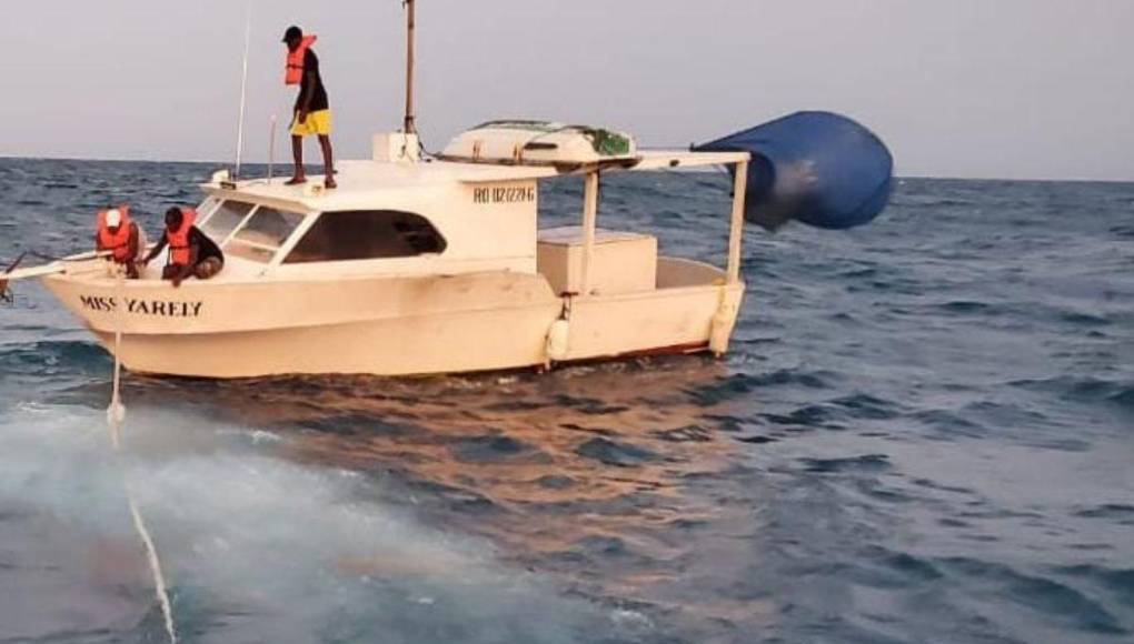 Rescatan a tres hombres de un naufragio en la Costa del Caribe