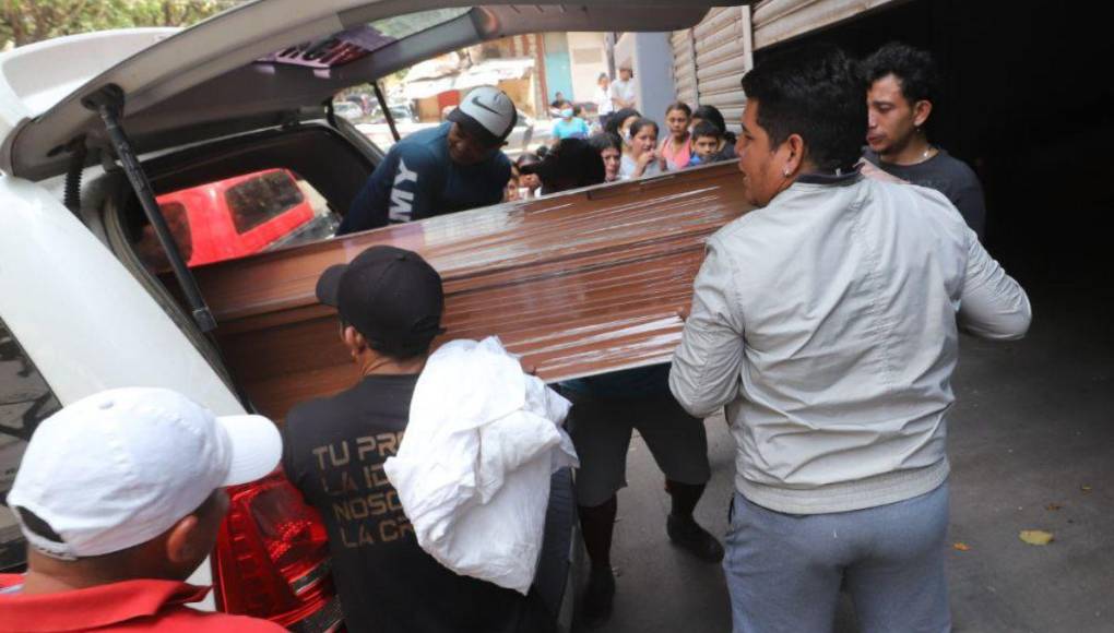Doloroso: retiran cuerpos de jóvenes asesinados cerca del Juana Laínez