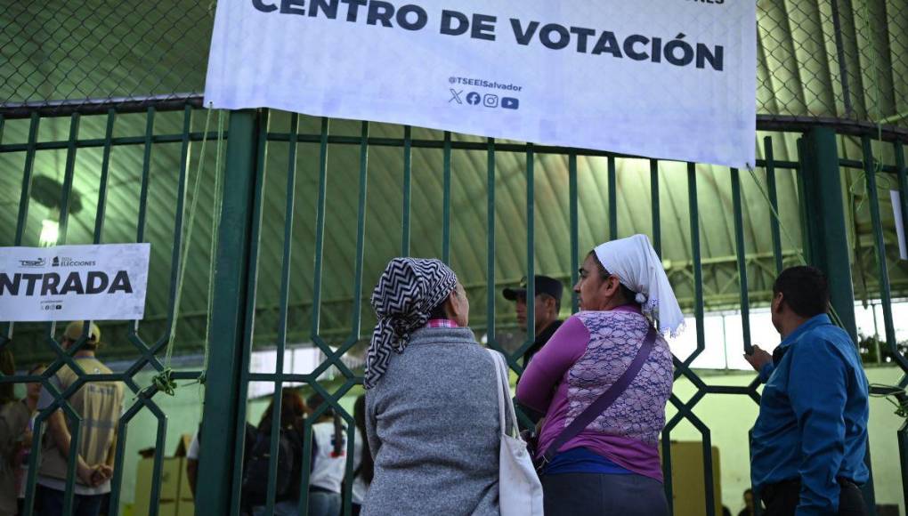Salvadoreños salen a votar en una casi asegurada reelección de Bukele