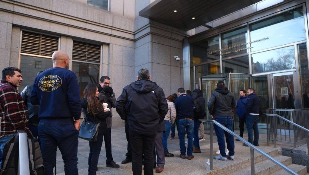 Ciudadanos llegan a la Corte de Nueva York para conocer el veredicto en juicio de JOH