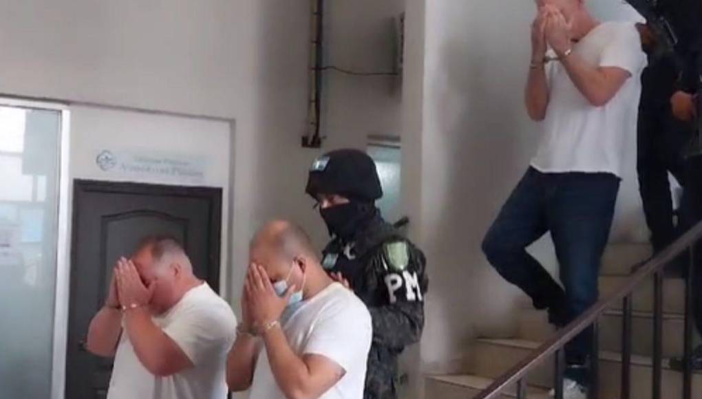 Caso Angie Peña: Implicados cubren sus rostros con las manos al salir de audiencia