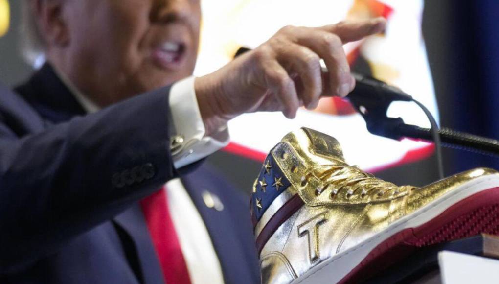 “Nunca te rindas”: los tenis que lanzó Trump para recuperarse tras millonaria multa