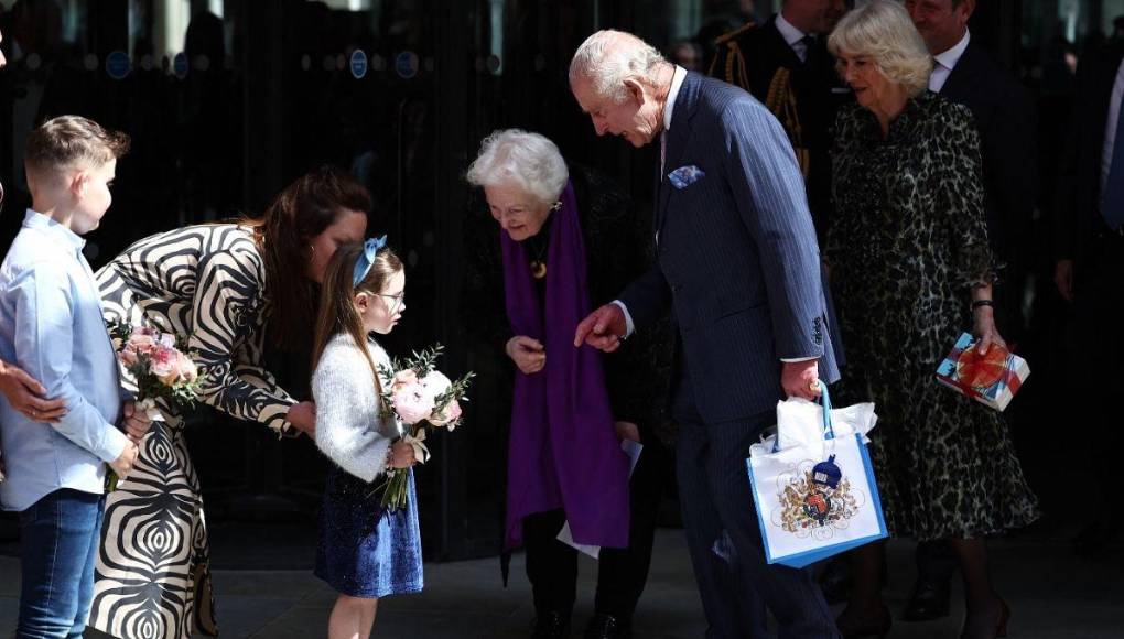 Rey Carlos III reaparece en un evento público tras diagnóstico de cáncer