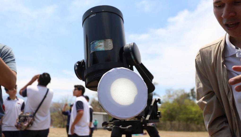 Primeras imágenes del eclipse solar en Honduras
