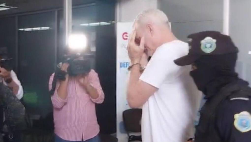 Caso Angie Peña: Implicados cubren sus rostros con las manos al salir de audiencia