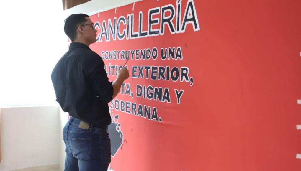 Elaborando mantas y camisetas, sindicatos preparan marcha del 1 de mayo